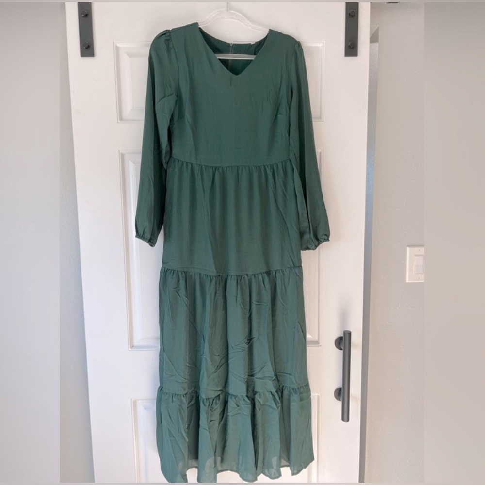 Green long sleeve midi dresss